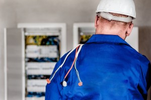 elektryk w czasie pracy